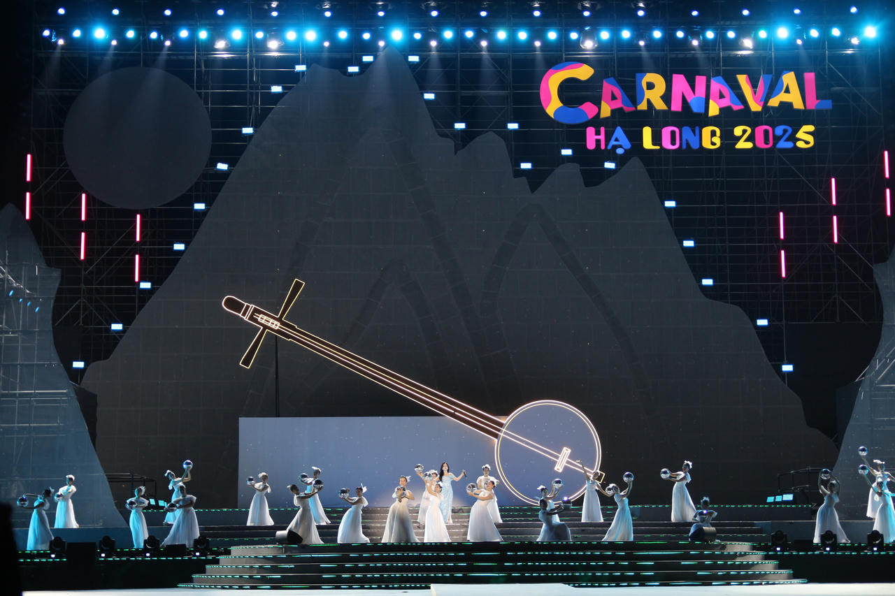 Ủy viên Bộ Chính trị Nguyễn Xuân Thắng dự Carnaval Hạ Long 2025