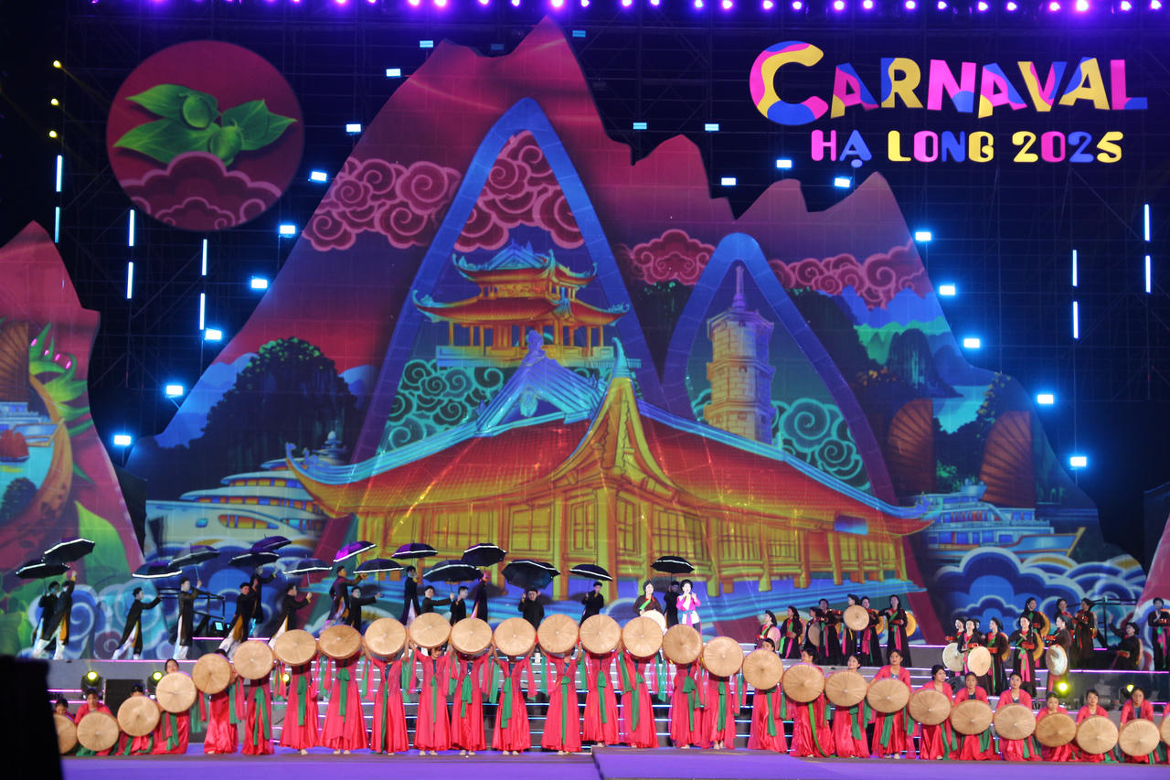 Ủy viên Bộ Chính trị Nguyễn Xuân Thắng dự Carnaval Hạ Long 2025