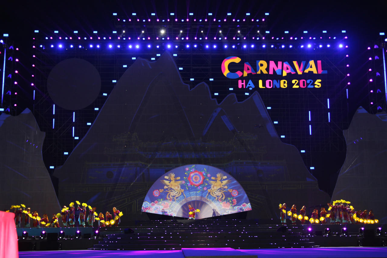 Ủy viên Bộ Chính trị Nguyễn Xuân Thắng dự Carnaval Hạ Long 2025
