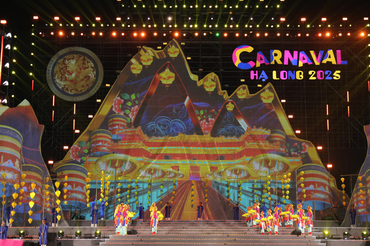 Ủy viên Bộ Chính trị Nguyễn Xuân Thắng dự Carnaval Hạ Long 2025
