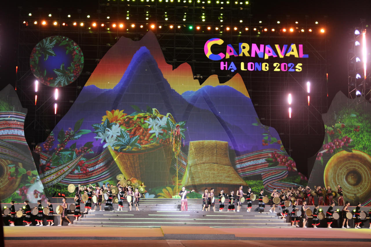Ủy viên Bộ Chính trị Nguyễn Xuân Thắng dự Carnaval Hạ Long 2025