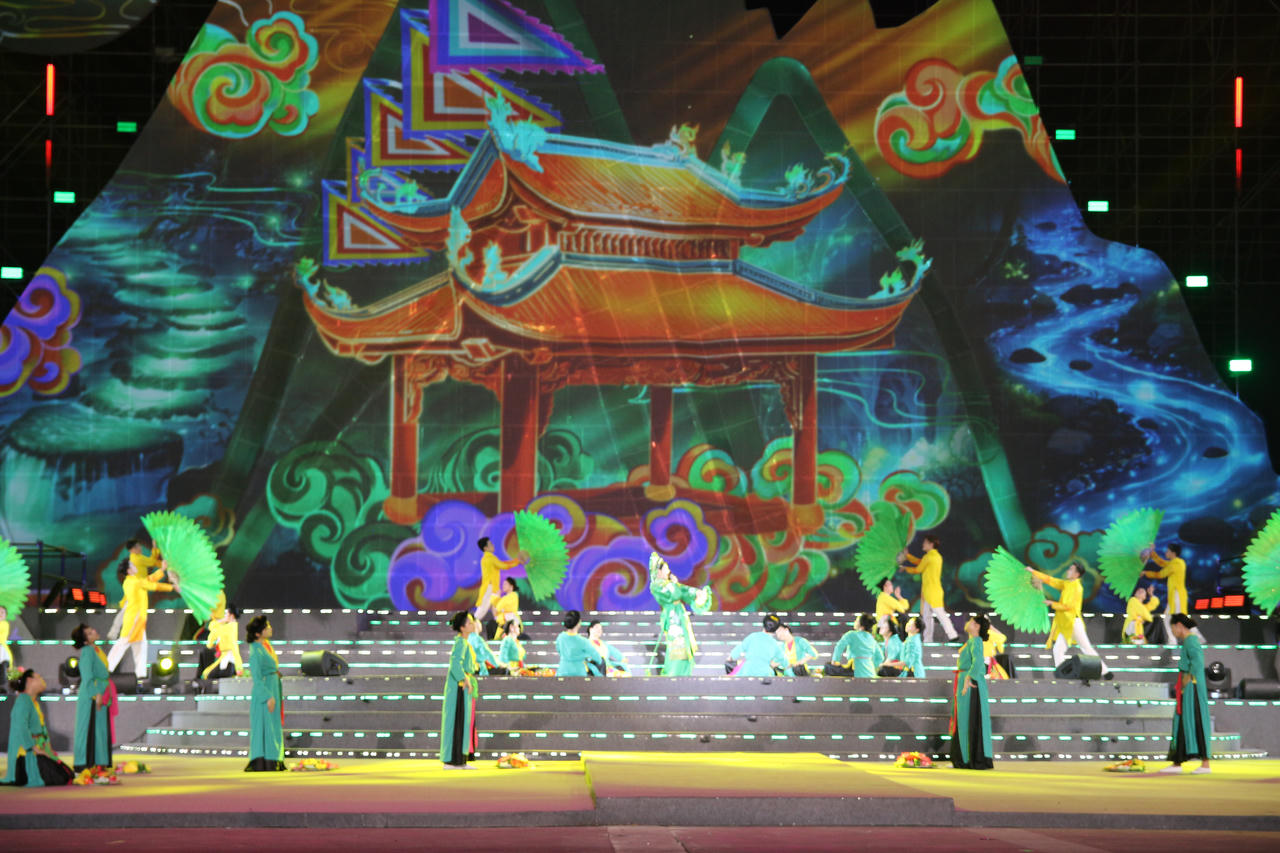 Ủy viên Bộ Chính trị Nguyễn Xuân Thắng dự Carnaval Hạ Long 2025