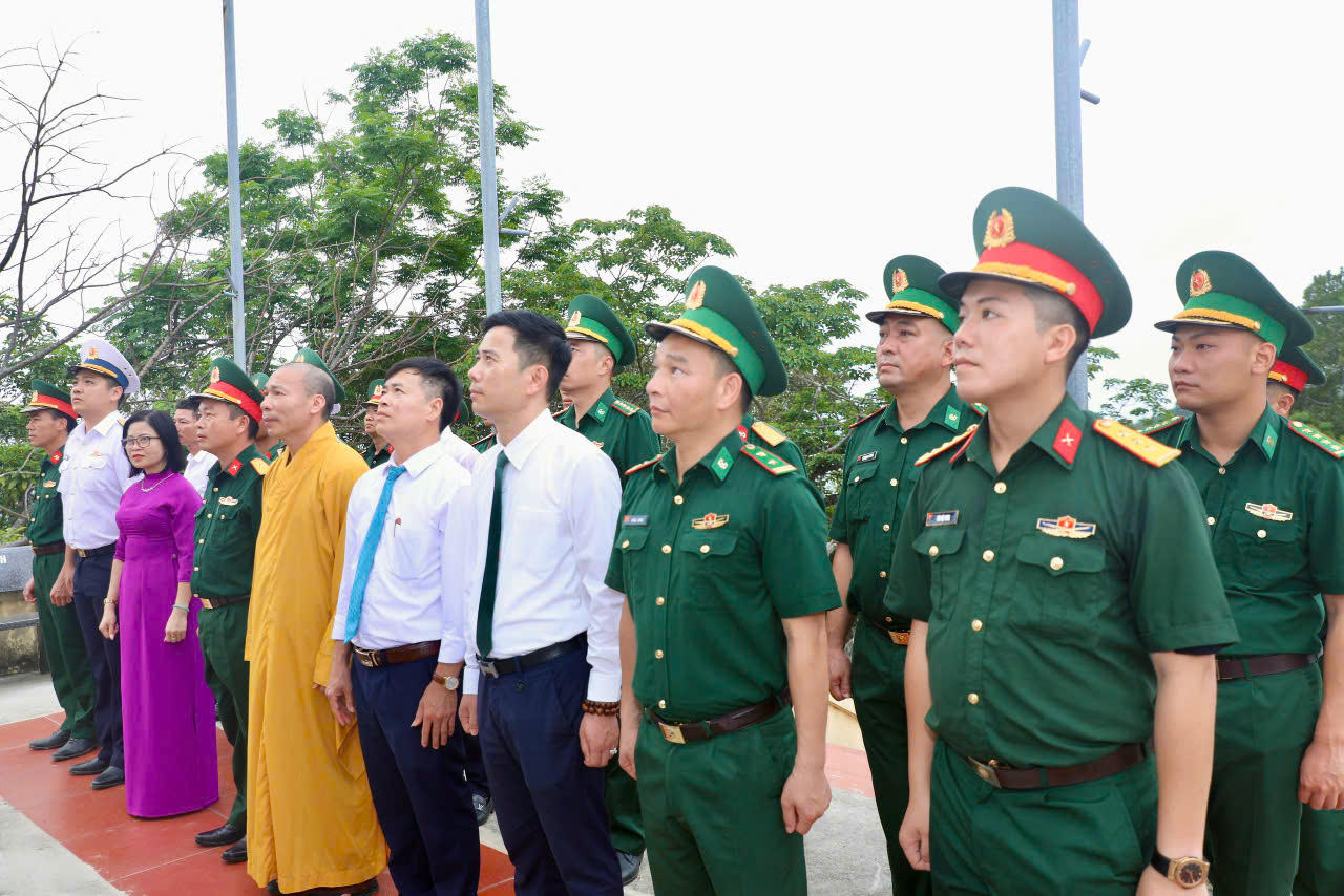 Lễ Thượng cờ đặc biệt trên đảo tiền tiêu Cô Tô