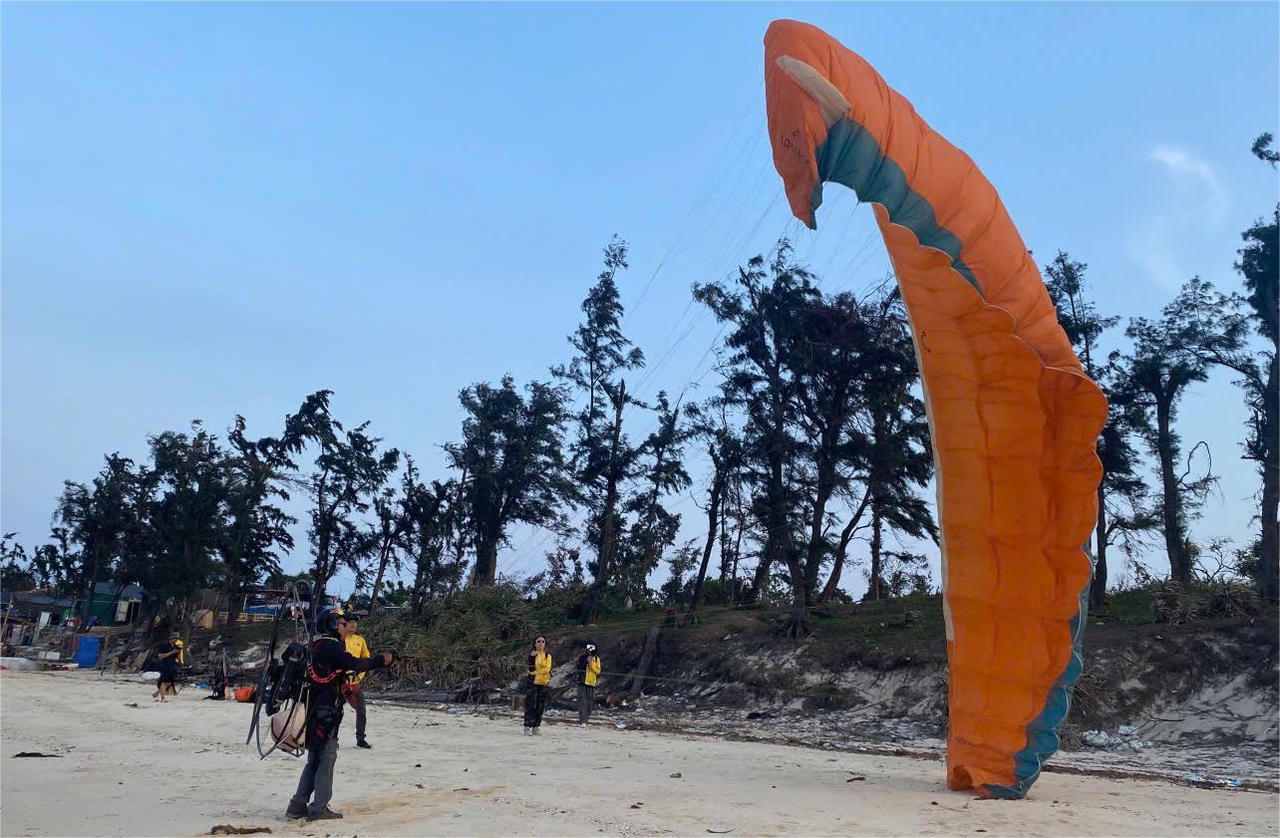 Mãn nhãn và tự hào ngắm cờ Tổ quốc tung bay giữa biển trời Đông Bắc