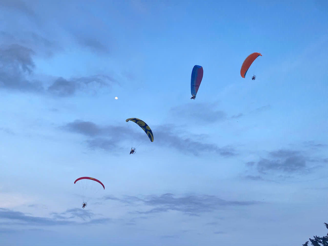 Mãn nhãn và tự hào ngắm cờ Tổ quốc tung bay giữa biển trời Đông Bắc