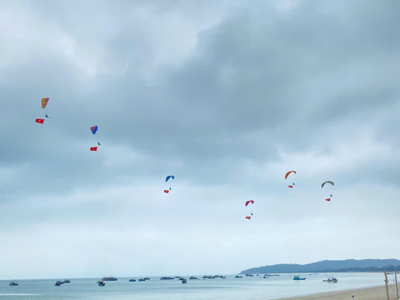 Mãn nhãn và tự hào ngắm cờ Tổ quốc tung bay giữa biển trời Đông Bắc