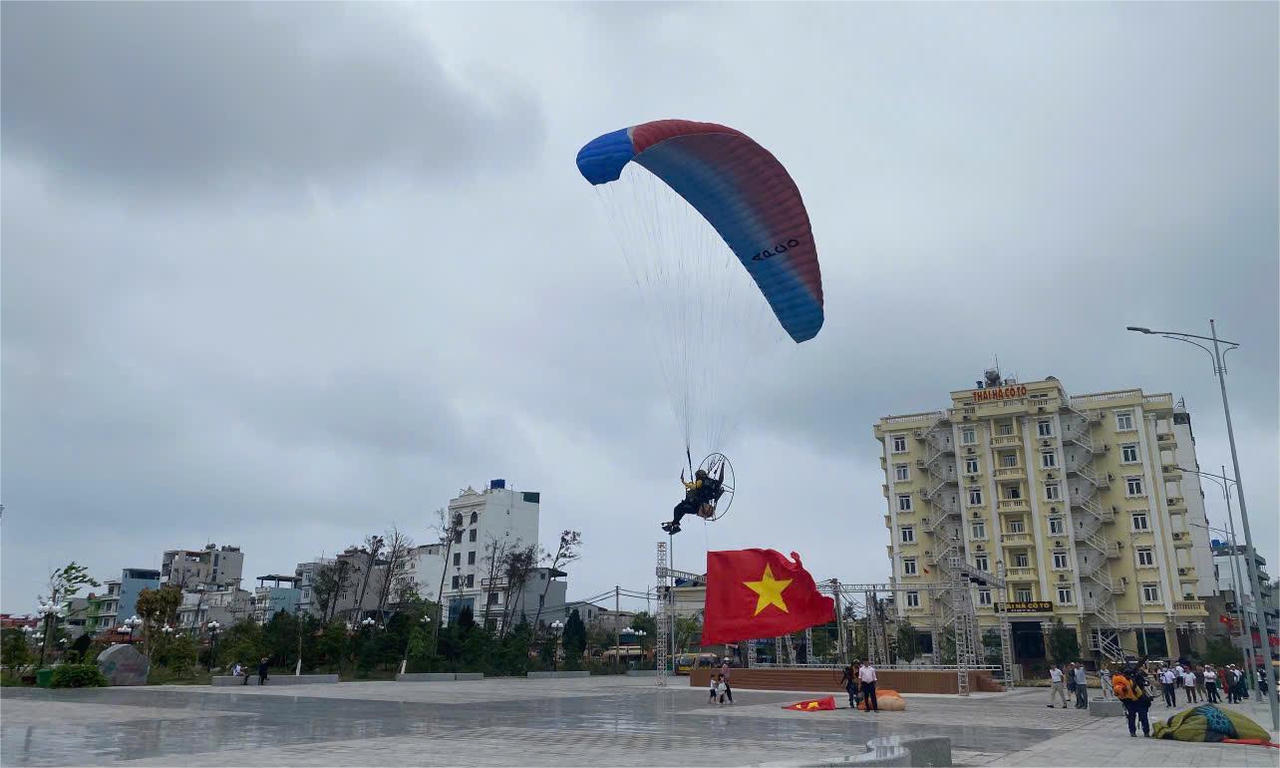 Mãn nhãn và tự hào ngắm cờ Tổ quốc tung bay giữa biển trời Đông Bắc