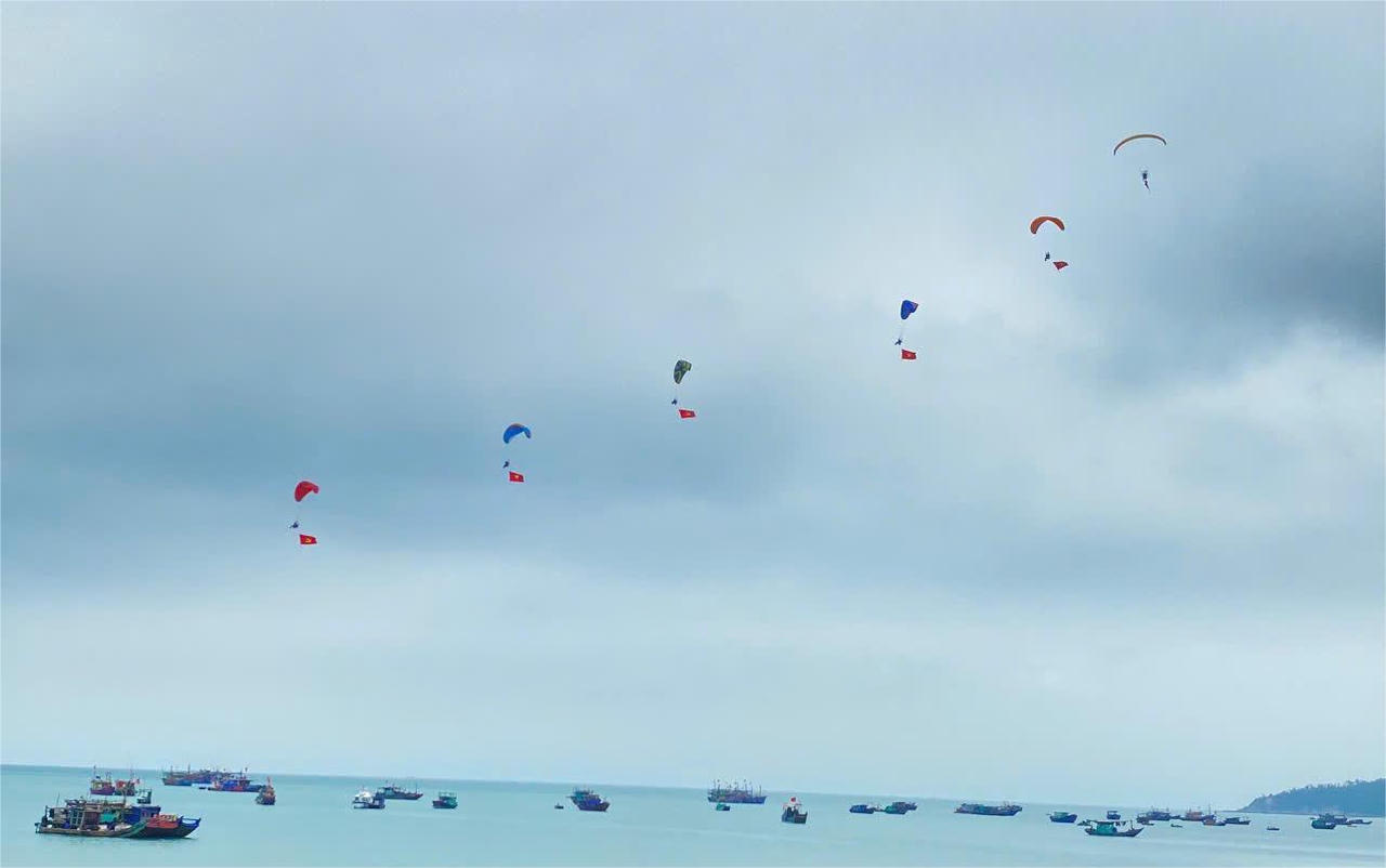 Mãn nhãn và tự hào ngắm cờ Tổ quốc tung bay giữa biển trời Đông Bắc