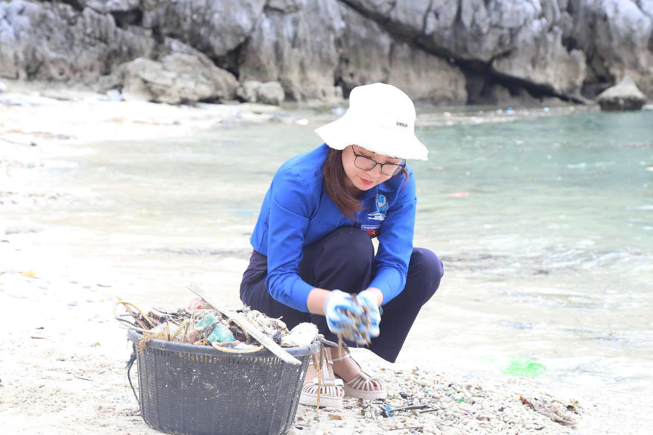 Đoàn thanh niên ra quân bảo vệ môi trường biển tại Quảng Ninh