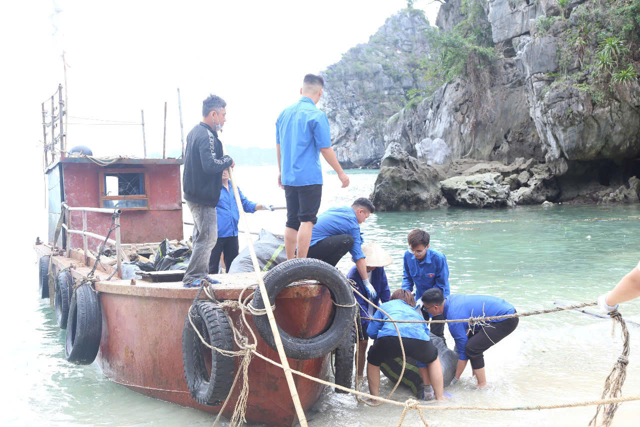 Đoàn thanh niên ra quân bảo vệ môi trường biển tại Quảng Ninh