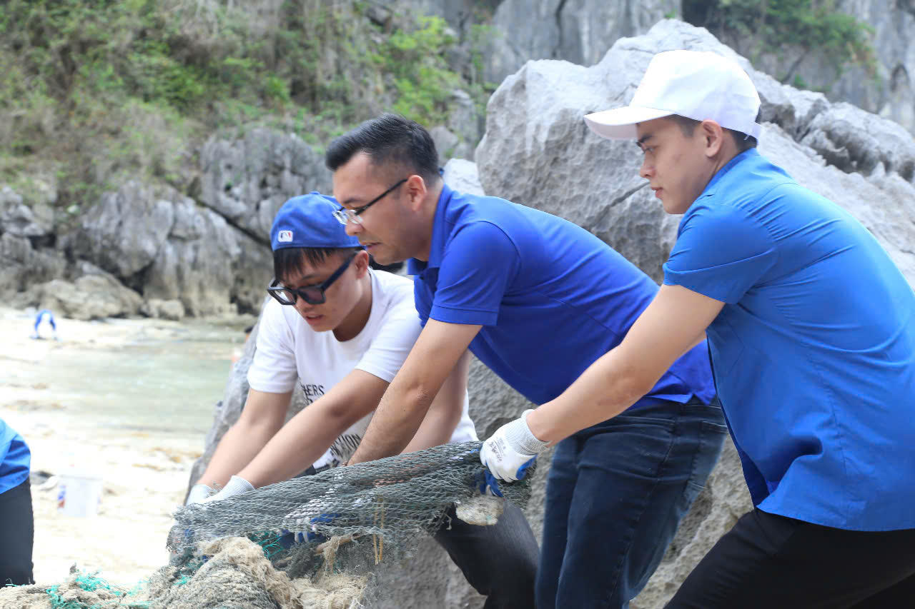 Đoàn thanh niên ra quân bảo vệ môi trường biển tại Quảng Ninh