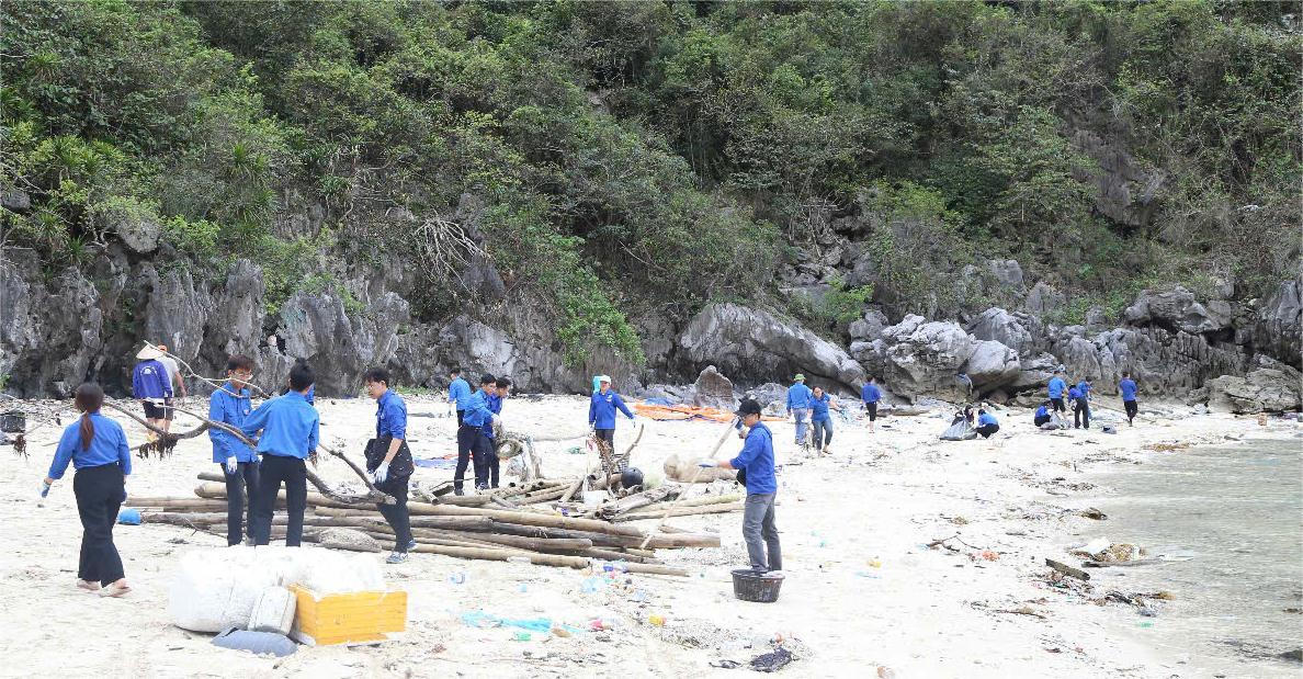 Đoàn thanh niên ra quân bảo vệ môi trường biển tại Quảng Ninh