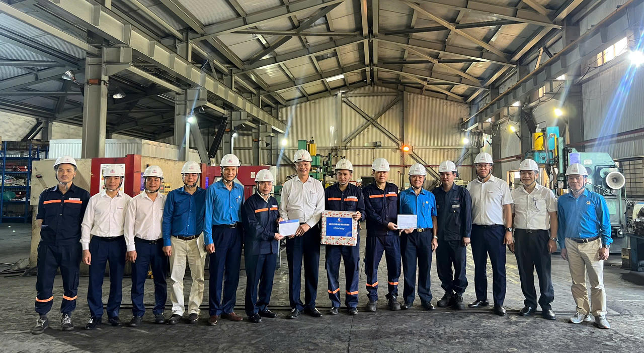 Lãnh đạo EVNGENCO1 thăm và tặng quà người lao động tại Công ty cổ phần Nhiệt điện Quảng Ninh