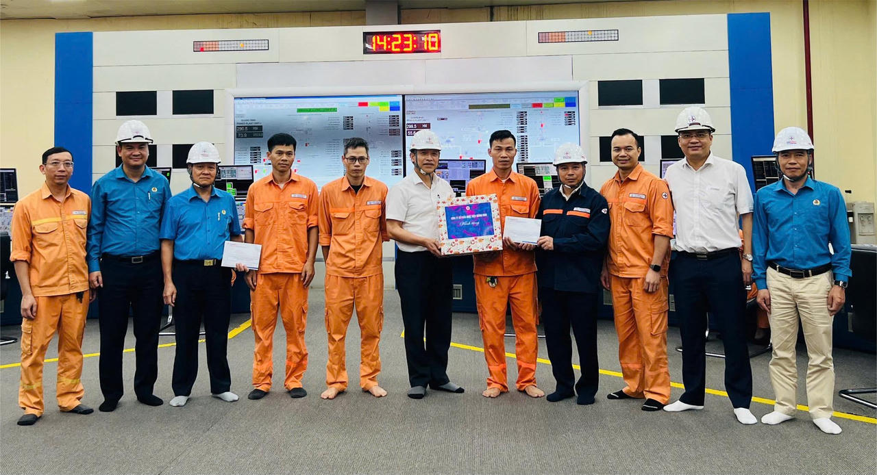 Lãnh đạo EVNGENCO1 thăm và tặng quà người lao động tại Công ty cổ phần Nhiệt điện Quảng Ninh
