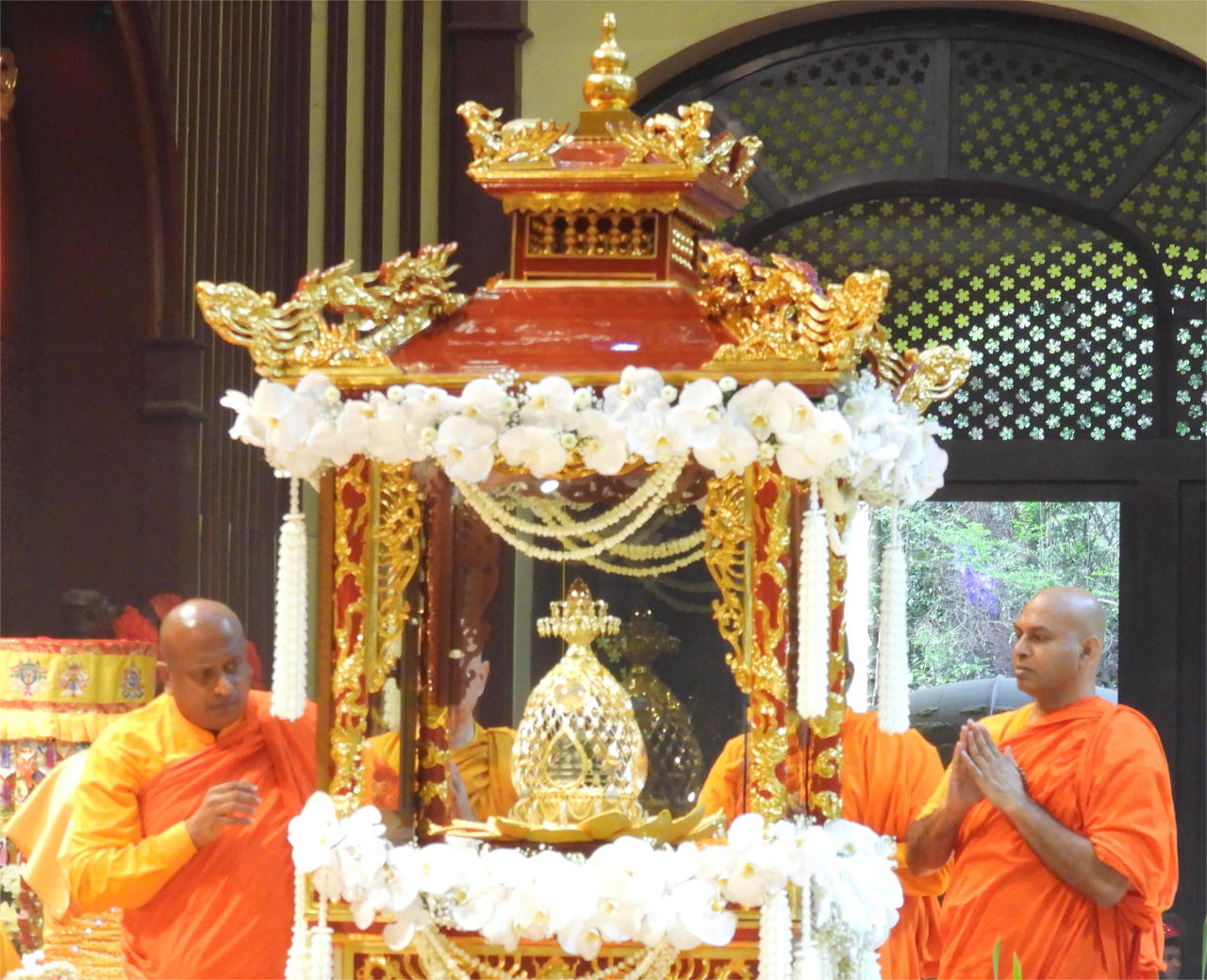 Hàng ngàn người xếp hàng vào chiêm bái xá lợi Đức Phật tại Cung Trúc Lâm Yên Tử