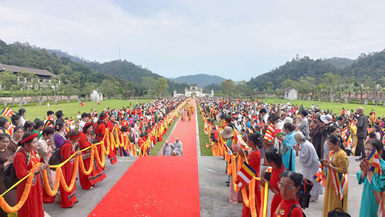 Hàng ngàn người xếp hàng vào chiêm bái xá lợi Đức Phật tại Cung Trúc Lâm Yên Tử