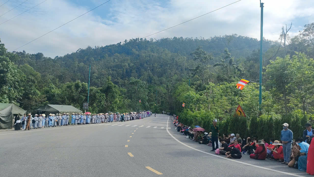 Hàng ngàn người xếp hàng vào chiêm bái xá lợi Đức Phật tại Cung Trúc Lâm Yên Tử