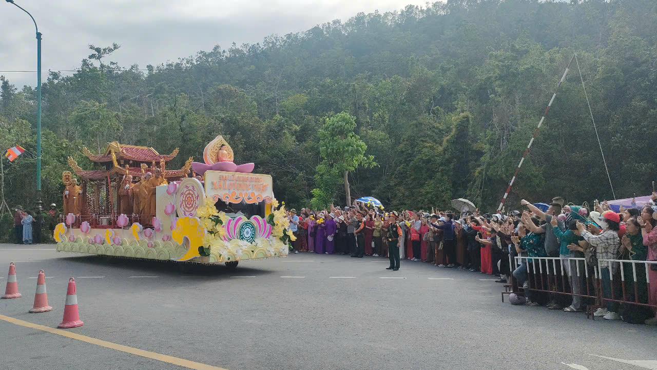 Hàng ngàn người xếp hàng vào chiêm bái xá lợi Đức Phật tại Cung Trúc Lâm Yên Tử