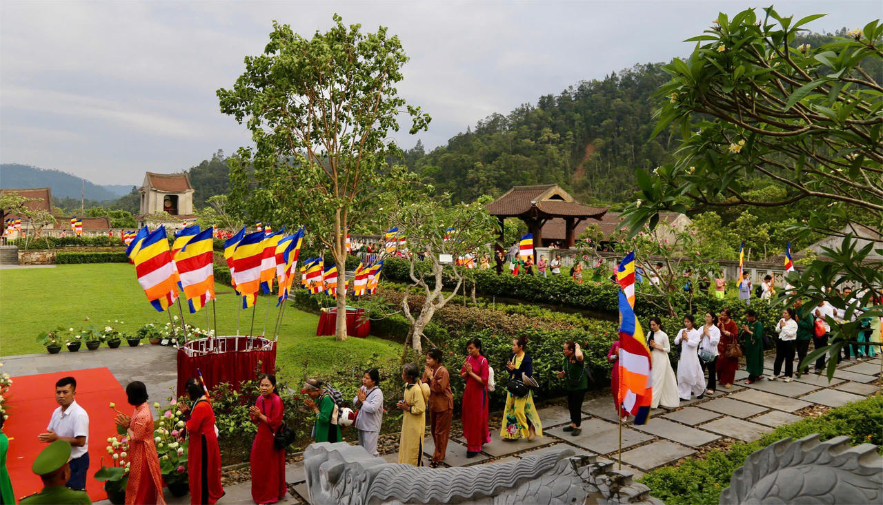 Cung tiễn xá lợi Đức Phật Thích Ca Mâu Ni về chùa Chuông (Hưng Yên)
