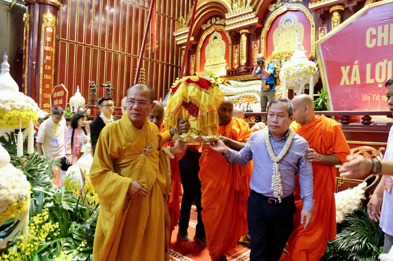 Cung tiễn xá lợi Đức Phật Thích Ca Mâu Ni về chùa Chuông (Hưng Yên)