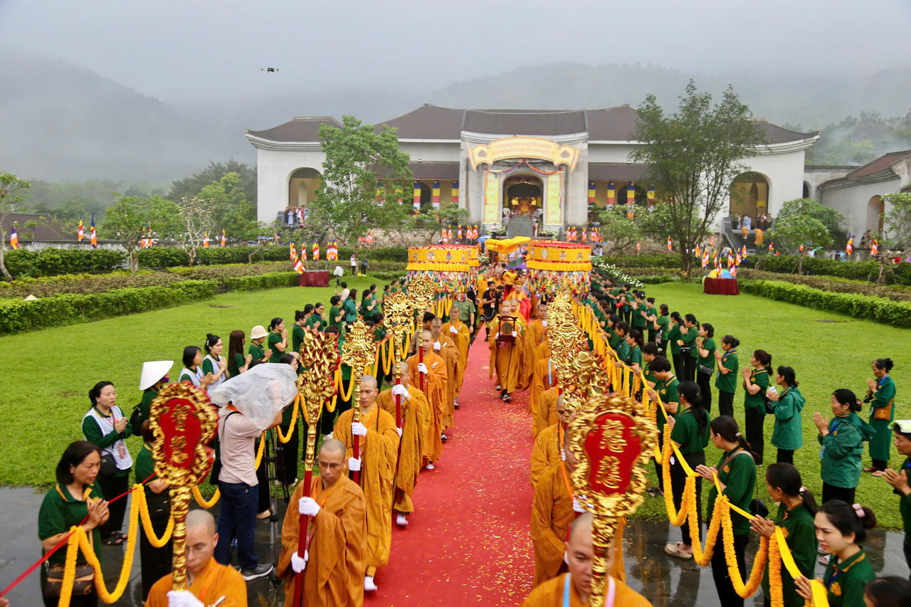 Cung tiễn xá lợi Đức Phật Thích Ca Mâu Ni về chùa Chuông (Hưng Yên)