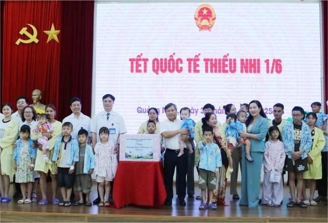 Bí thư Tỉnh ủy Quảng Ninh thăm, tặng quà trẻ em có hoàn cảnh đặc biệt