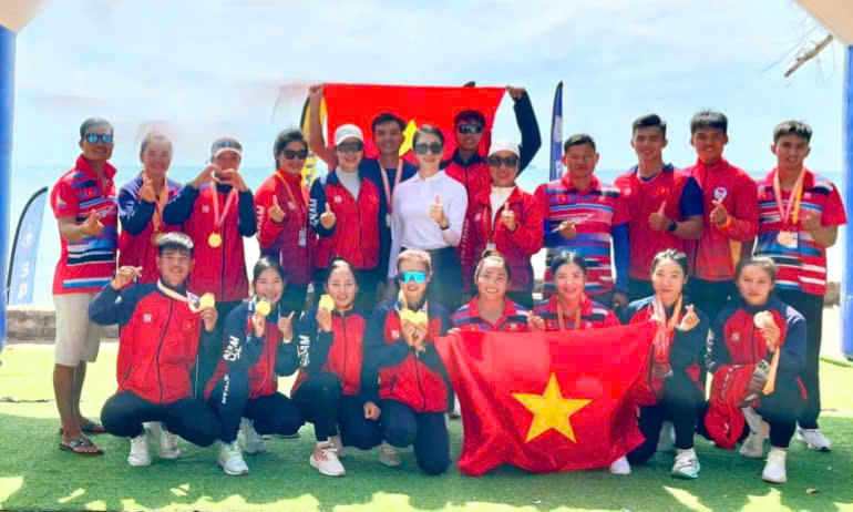 2 vận động viên môn Đua thuyền Quảng Ninh đón nhận Huân chương Lao động