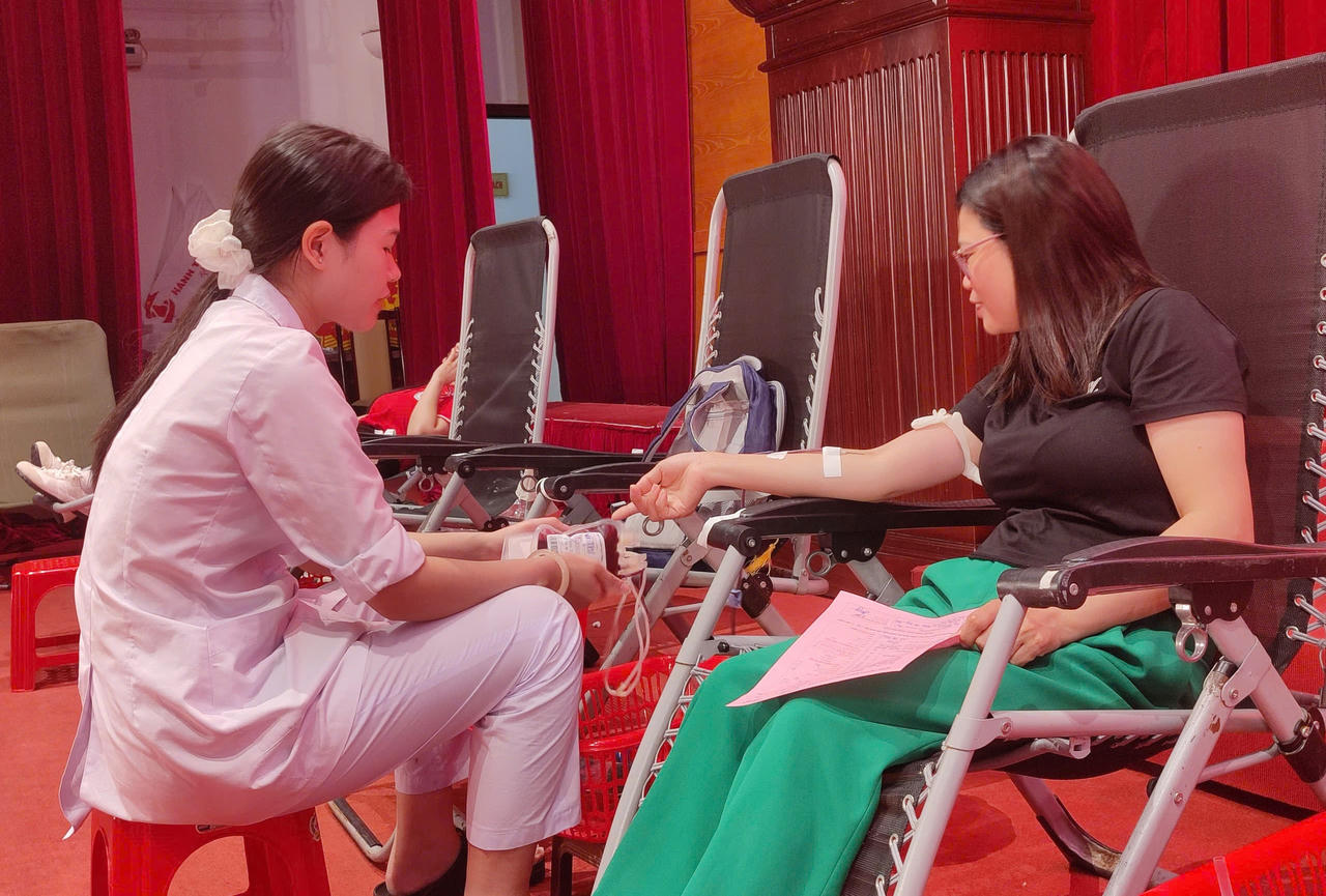 “Giọt hồng Đất Mỏ - Kết nối dòng máu Việt” - phóng viên báo Pháp luật Việt Nam được tôn vinh