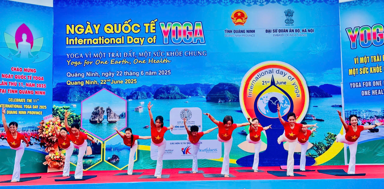 Hàng nghìn Yogi tham dự Ngày hội Yoga bên bờ Di sản vịnh Hạ Long