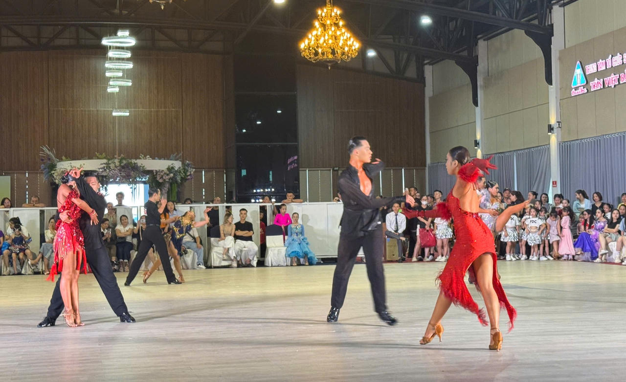 Hàng nghìn vận động viên tham gia Giải Khiêu vũ thể thao tại Quảng Ninh