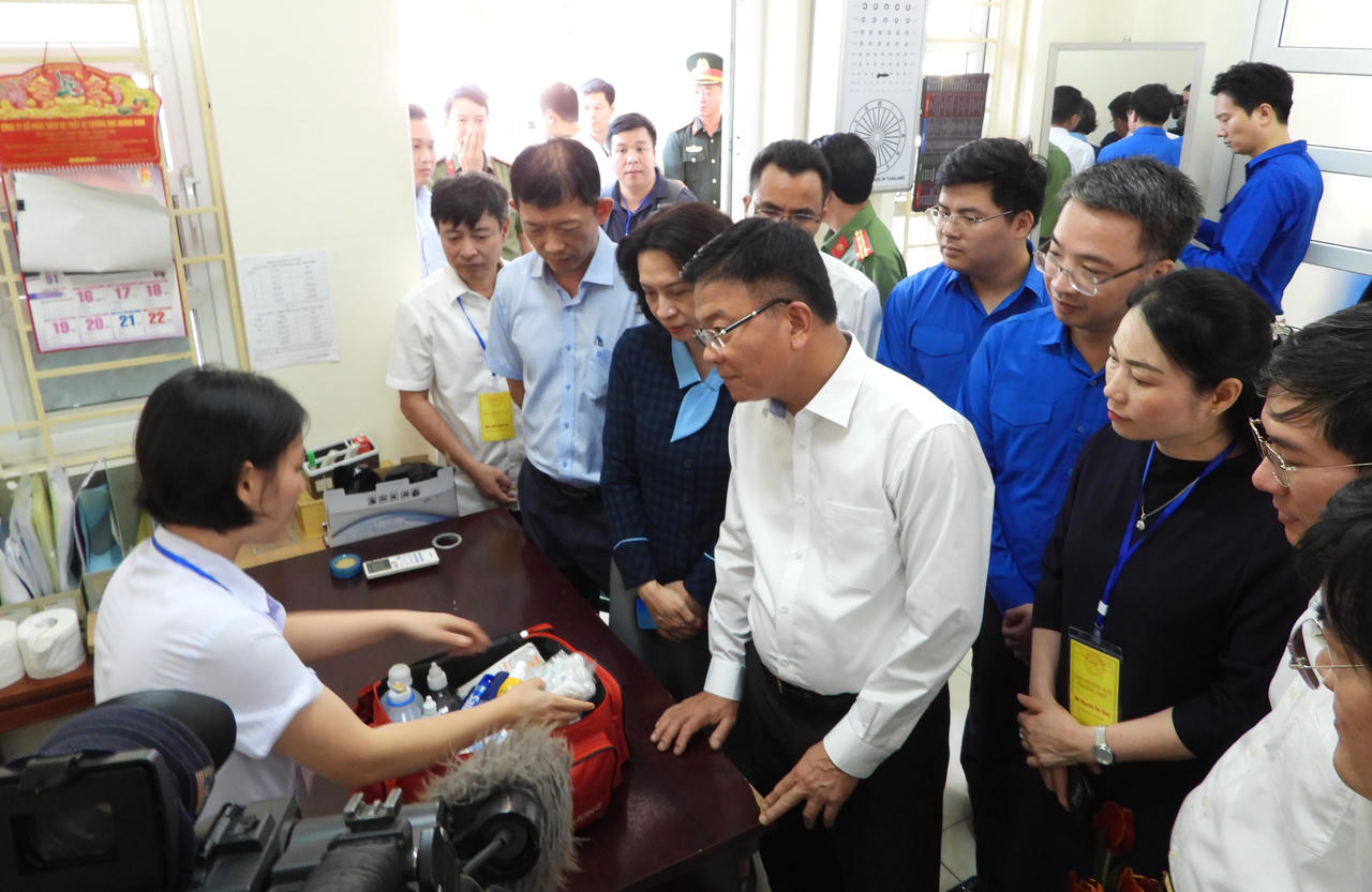 Phó Thủ tướng Lê Thành Long nhắn nhủ thầy cô động viên thí sinh Kỳ thi tốt nghiệp THPT