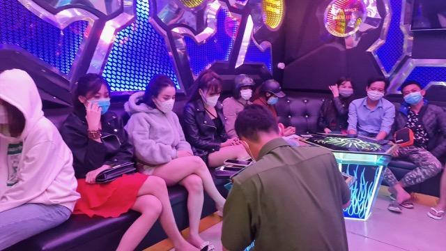 Thu hồi giấy phép 2 quán karaoke vi phạm quy định chống dịch
