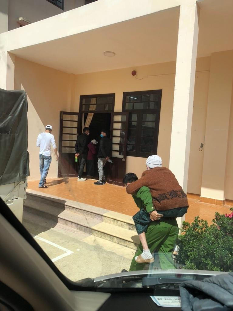 Những chiến sĩ công an quyết bám trụ 'tâm dịch' ở phố núi