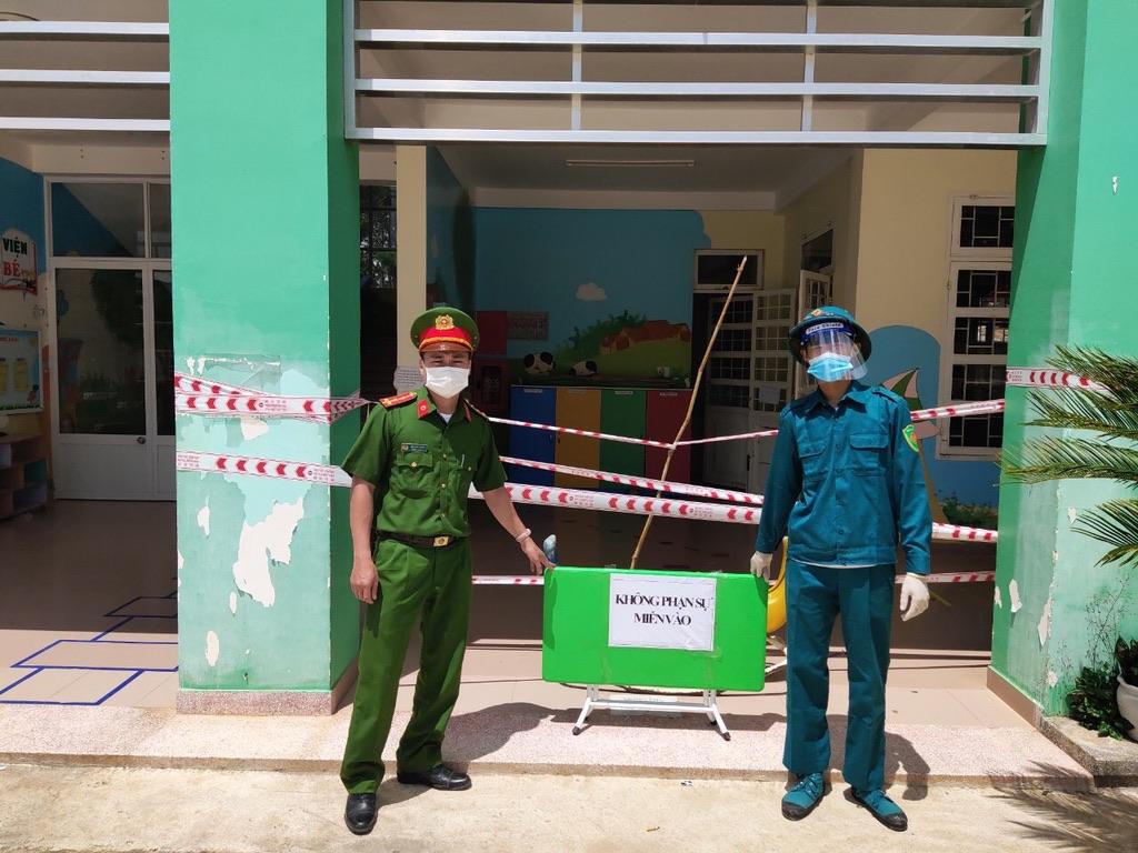 Những chiến sĩ công an quyết bám trụ 'tâm dịch' ở phố núi