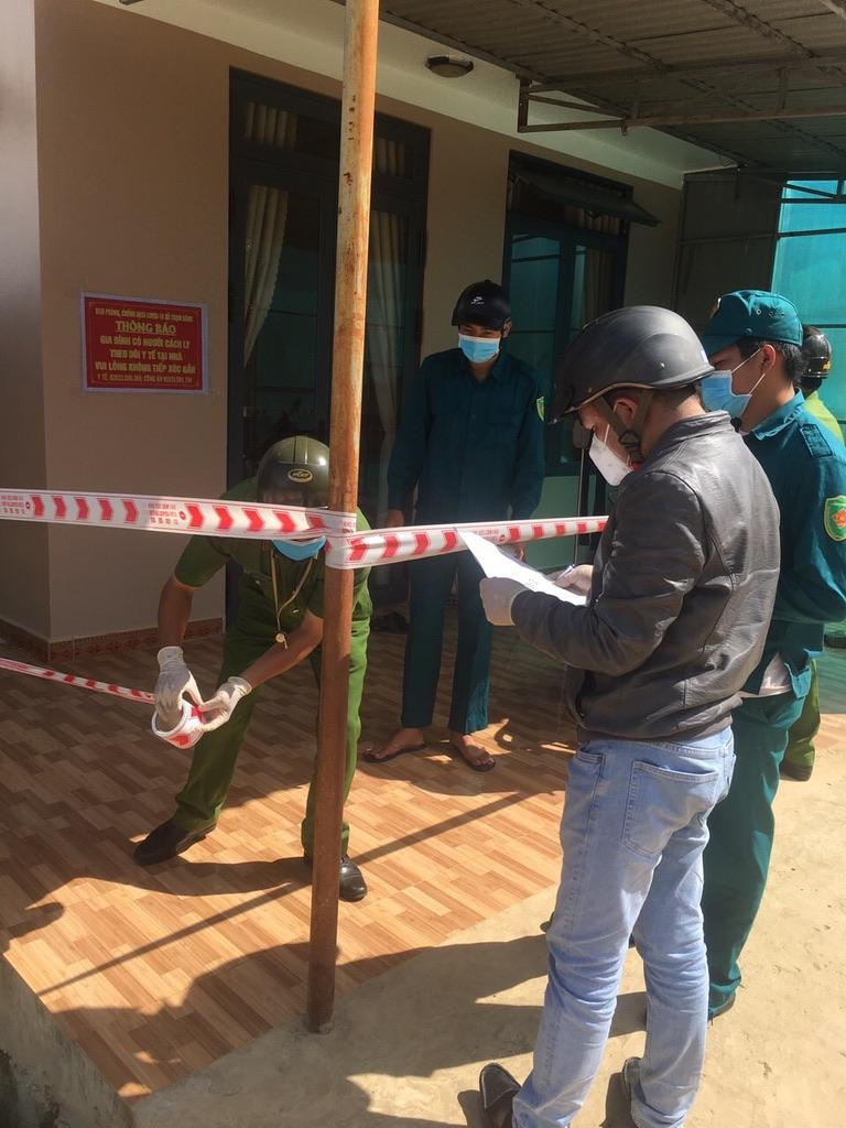 Những chiến sĩ công an quyết bám trụ 'tâm dịch' ở phố núi