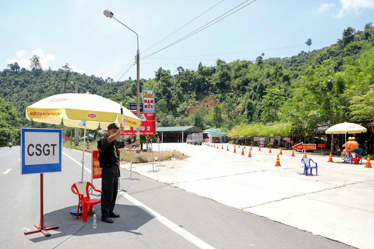 Cảnh sát giao thông Lâm Đồng dãi nắng dầm mưa bám đường chống dịch