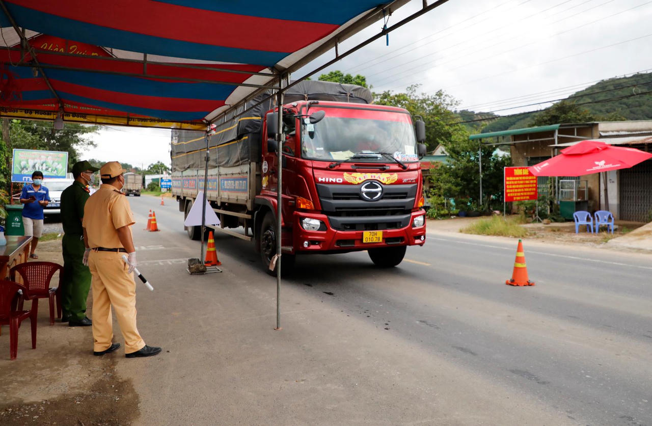 Cảnh sát giao thông Lâm Đồng dãi nắng dầm mưa bám đường chống dịch