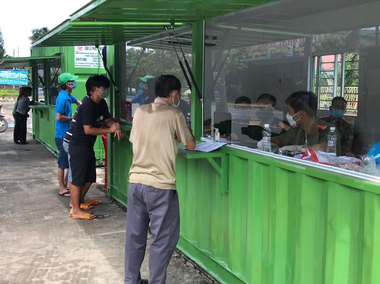 Cảnh sát giao thông Lâm Đồng dãi nắng dầm mưa bám đường chống dịch