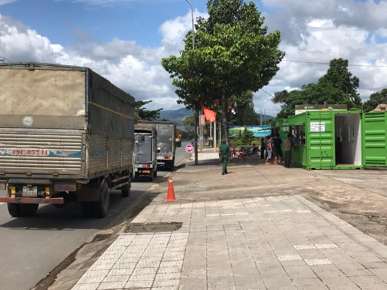 Cảnh sát giao thông Lâm Đồng dãi nắng dầm mưa bám đường chống dịch