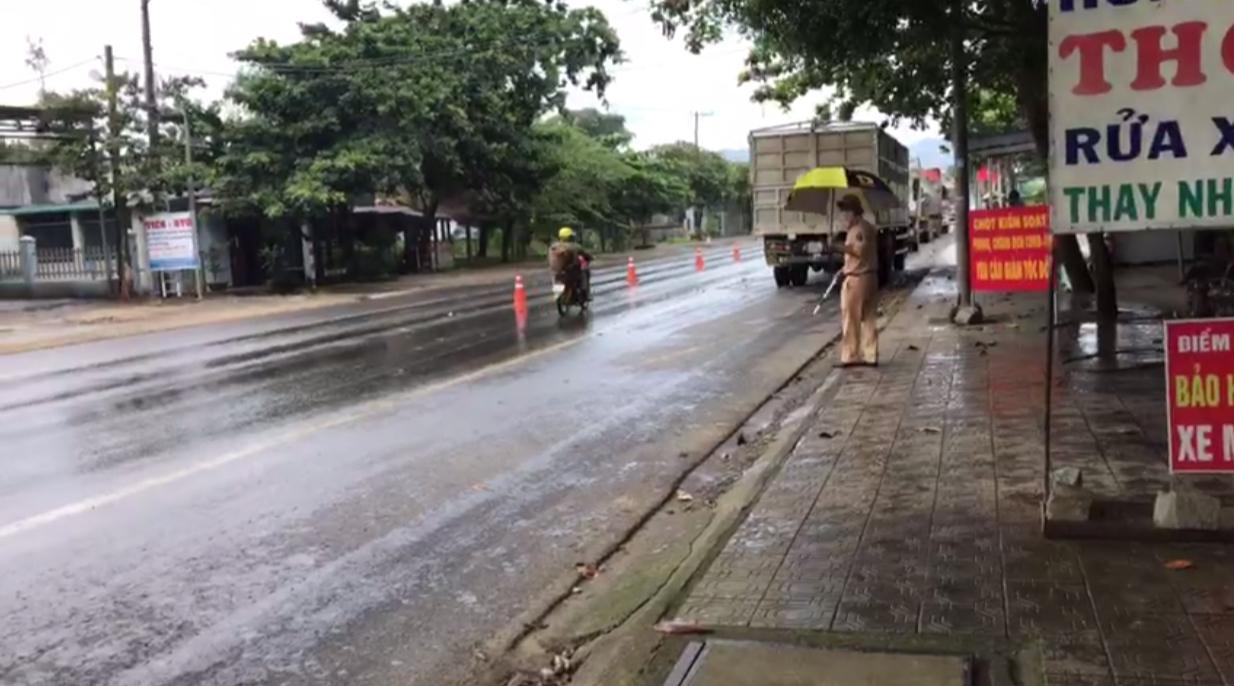 Cảnh sát giao thông Lâm Đồng dãi nắng dầm mưa bám đường chống dịch
