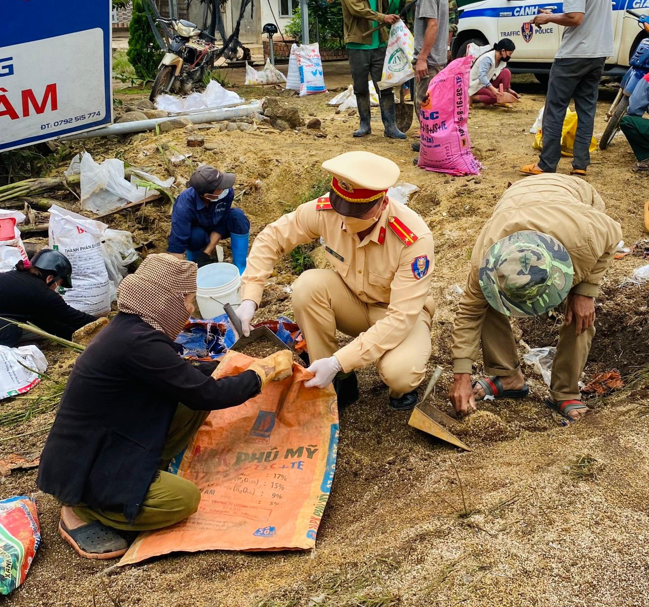 Cảnh sát giao thông thu dọn phân bón giúp tài xế gặp nạn