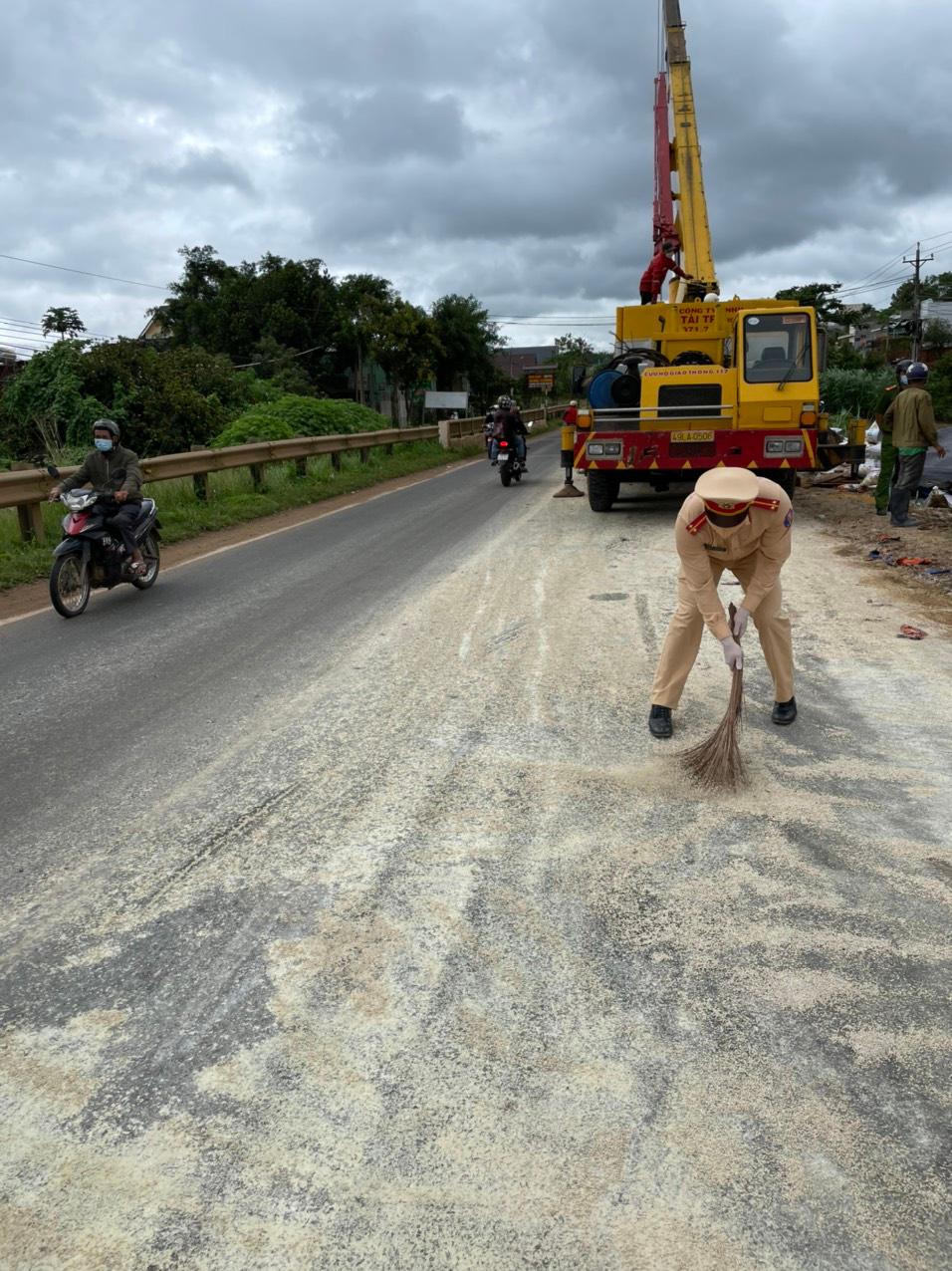 Cảnh sát giao thông thu dọn phân bón giúp tài xế gặp nạn