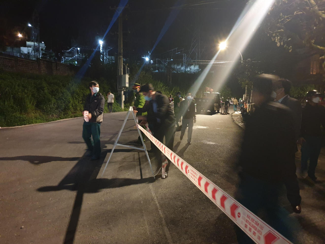 Sạt lở nghiêm trọng ở trung tâm Đà Lạt, di dời khẩn cấp dân trong đêm