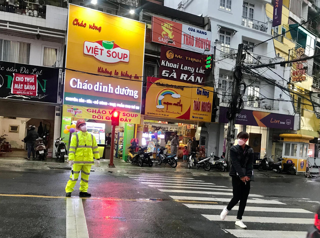 Người Đà Lạt ngỡ ngàng với đèn xanh đèn đỏ