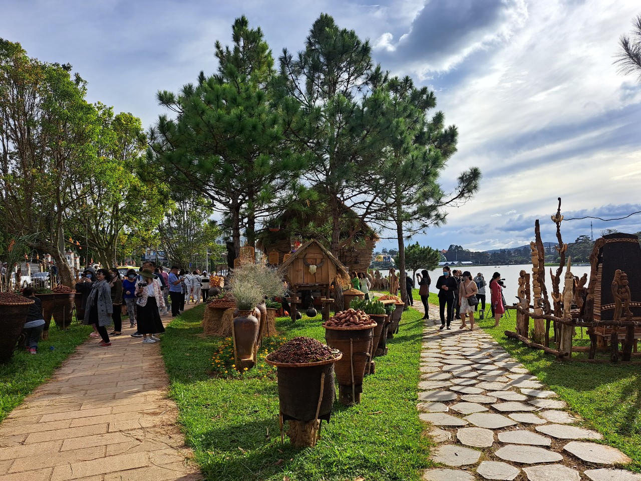 Lung linh triển lãm 'Thiên đường Tây Nguyên' ven hồ Xuân Hương