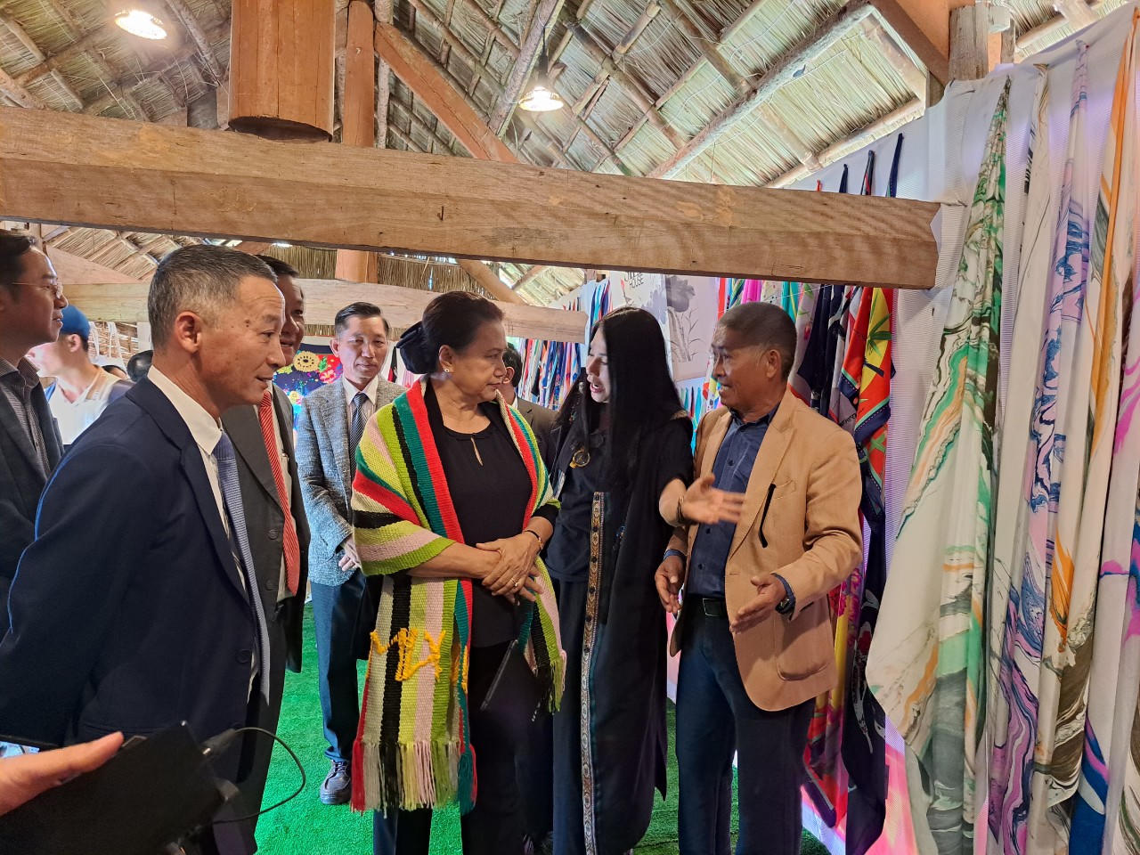 Lung linh triển lãm 'Thiên đường Tây Nguyên' ven hồ Xuân Hương