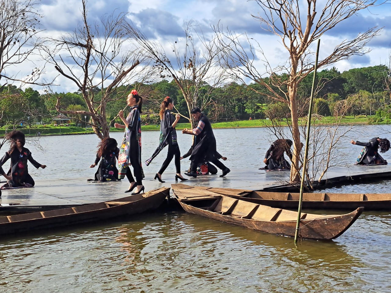 Lung linh triển lãm 'Thiên đường Tây Nguyên' ven hồ Xuân Hương