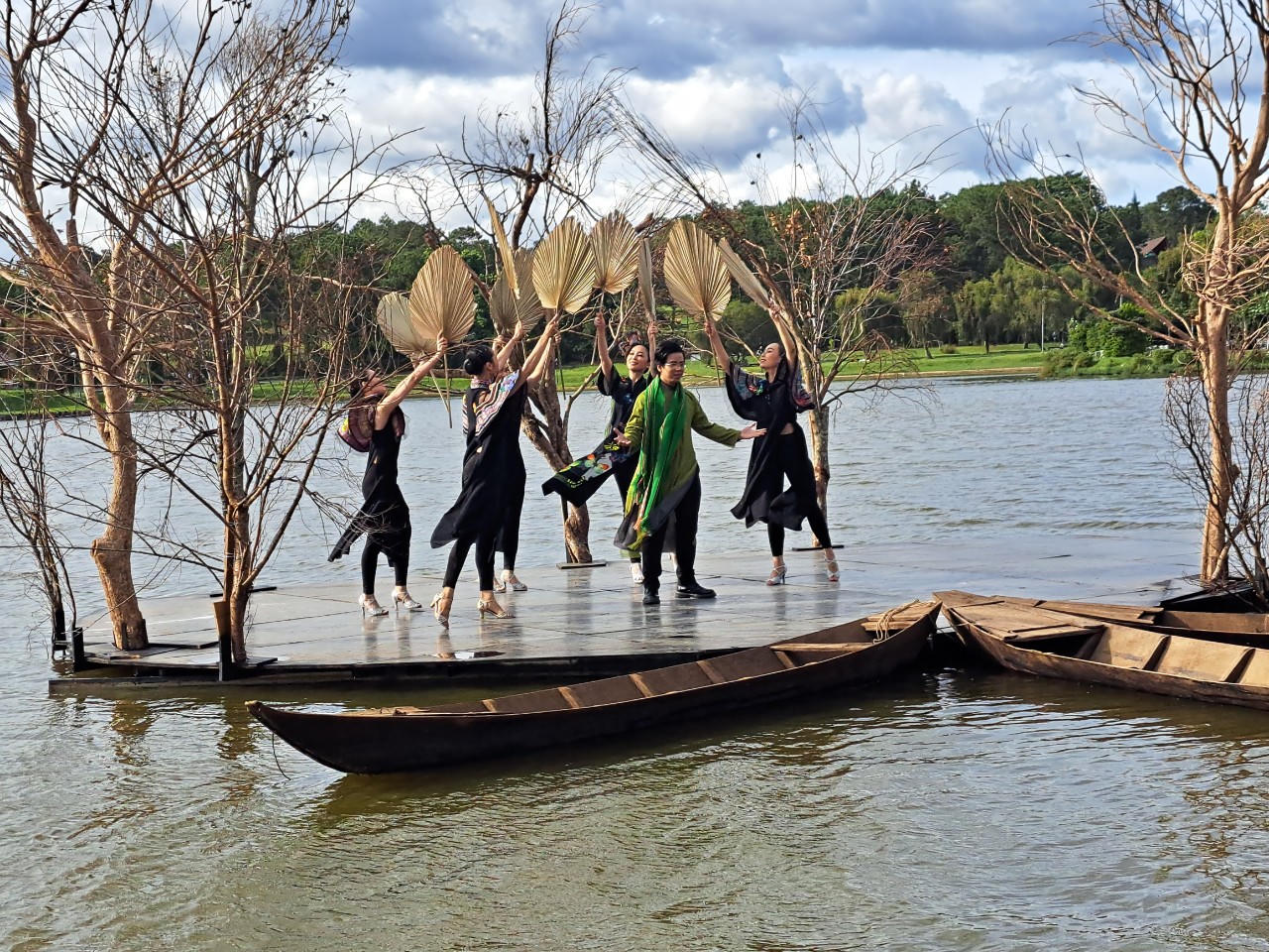 Lung linh triển lãm 'Thiên đường Tây Nguyên' ven hồ Xuân Hương