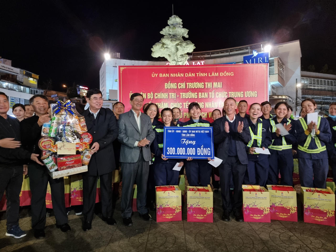 Trưởng ban Tổ chức Trung ương tặng quà Tết cho công nhân đêm giao thừa