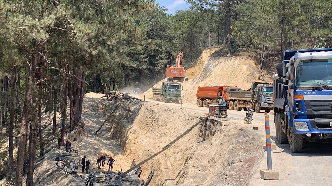 Đội nắng chạy đua tiến độ trên công trường Đèo Prenn